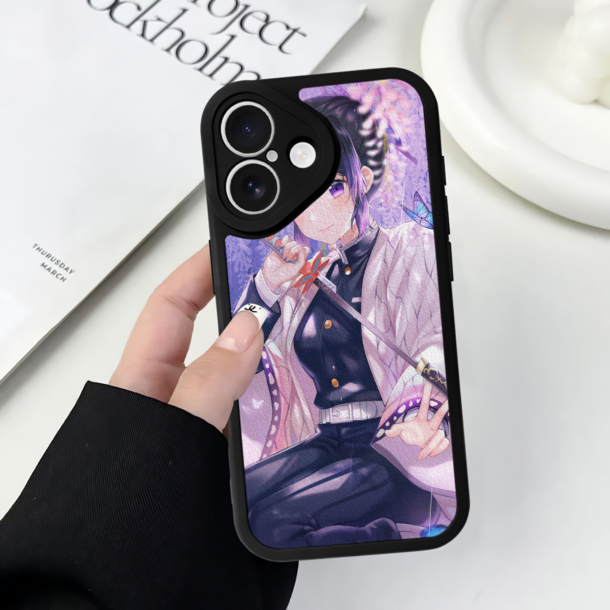 （画像用） 鬼滅の刃（きめつのやいば）蟲柱-胡蝶 しのぶ／こちょう しのぶ Kochou Shinobu 【iPhone 16シリーズ対応】シリコンスマホケース（レザー調） 材質：シリコン